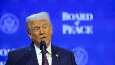 Davos dönüşünde uçakta konuşan ABD Başkanı Donald Trump, İran’dan Grönland’a