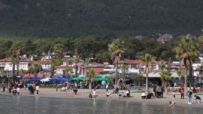 Muğla’nın sakin kent unvanlı Akyaka Mahallesi’nde güneşli havayı fırsat bilen