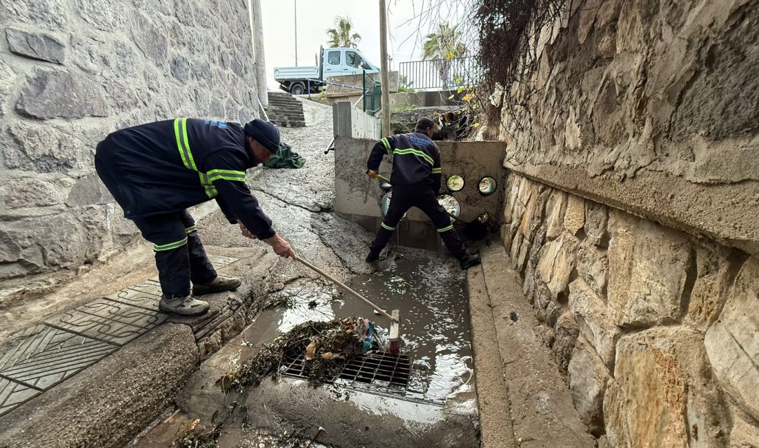 Bodrum’da sabah saatlerinden itibaren etkisini artıran fırtına nedeniyle belediye ekipleri