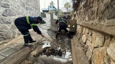 Bodrum’da sabah saatlerinden itibaren etkisini artıran fırtına nedeniyle belediye ekipleri