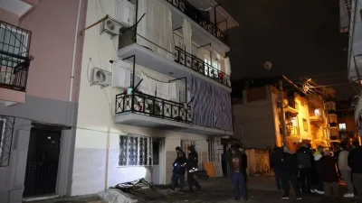 Buca’da 4 katlı apartmanın giriş katında çıkan yangında, down sendromlu