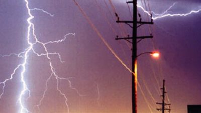 Muğla’nın Marmaris ilçesinde etkili olan fırtına nedeniyle kopan elektrik tellerinin