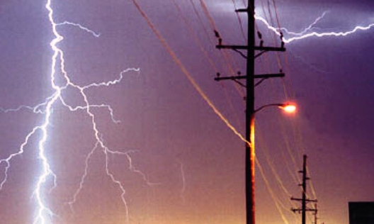 Muğla’nın Marmaris ilçesinde etkili olan fırtına nedeniyle kopan elektrik tellerinin