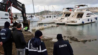 Bodrum’da Gümbet Dolgu Alanı’nda atıl tekneler ve izinsiz iskeleler kaldırılırken,
