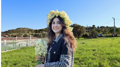 İzmir’in Karaburun Kaymakamı Hilal Kızılkaya, üreticileri ziyaret ederek nergis hasadına