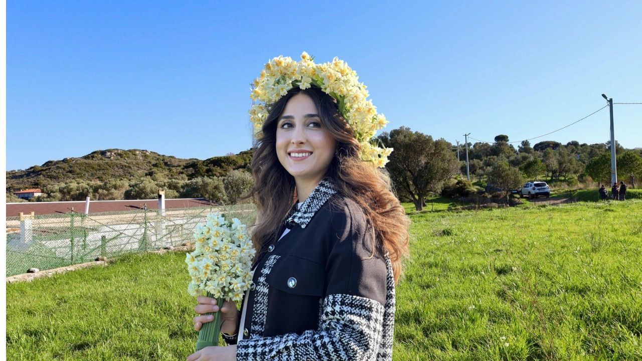 İzmir’in Karaburun Kaymakamı Hilal Kızılkaya, üreticileri ziyaret ederek nergis hasadına