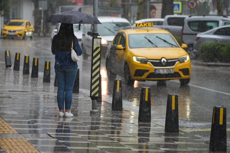 Meteoroloji’nin uyarısının ardından İzmir’de sabah saatlerinden itibaren etkili olan gök