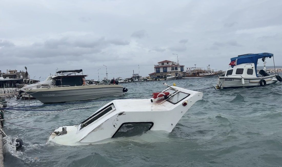 İzmir’in Karaburun ilçesinde etkili olan fırtına ve sağanak yağış, Mordoğan