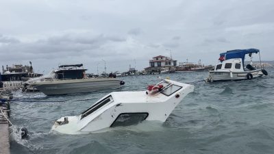 İzmir’in Karaburun ilçesinde etkili olan fırtına ve sağanak yağış, Mordoğan