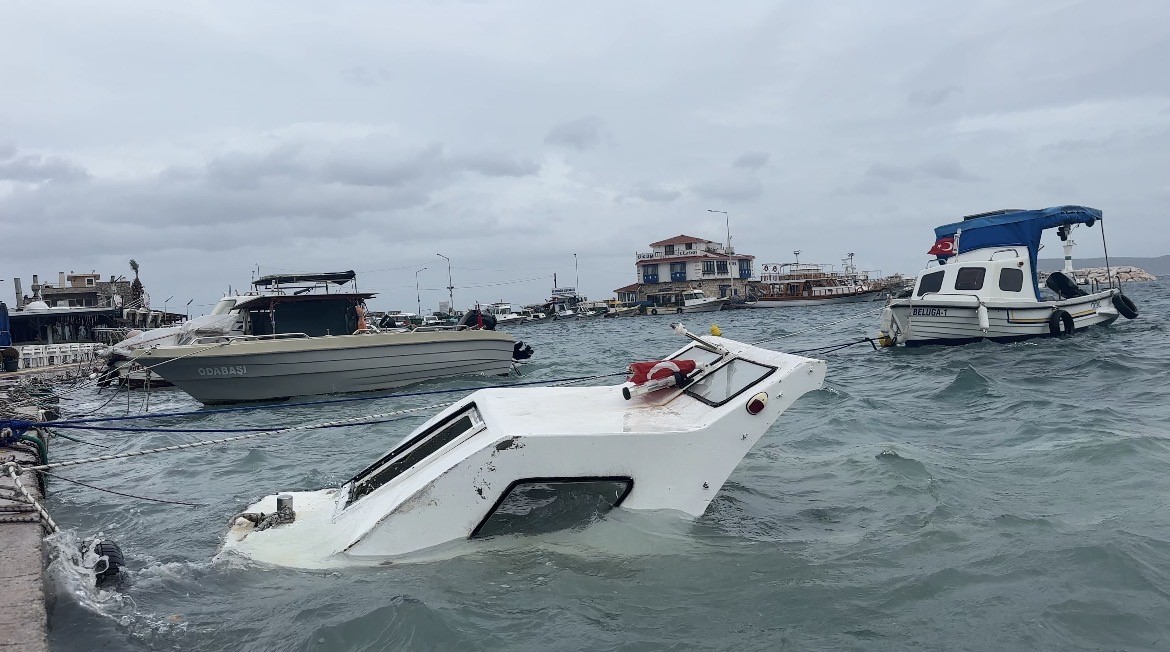 İzmir’in Karaburun ilçesinde etkili olan fırtına ve sağanak yağış, Mordoğan