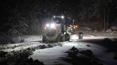 Kozağaç Mahallesi ile Kavaklıdere ilçesini birbirine bağlayan yol, yoğun kar