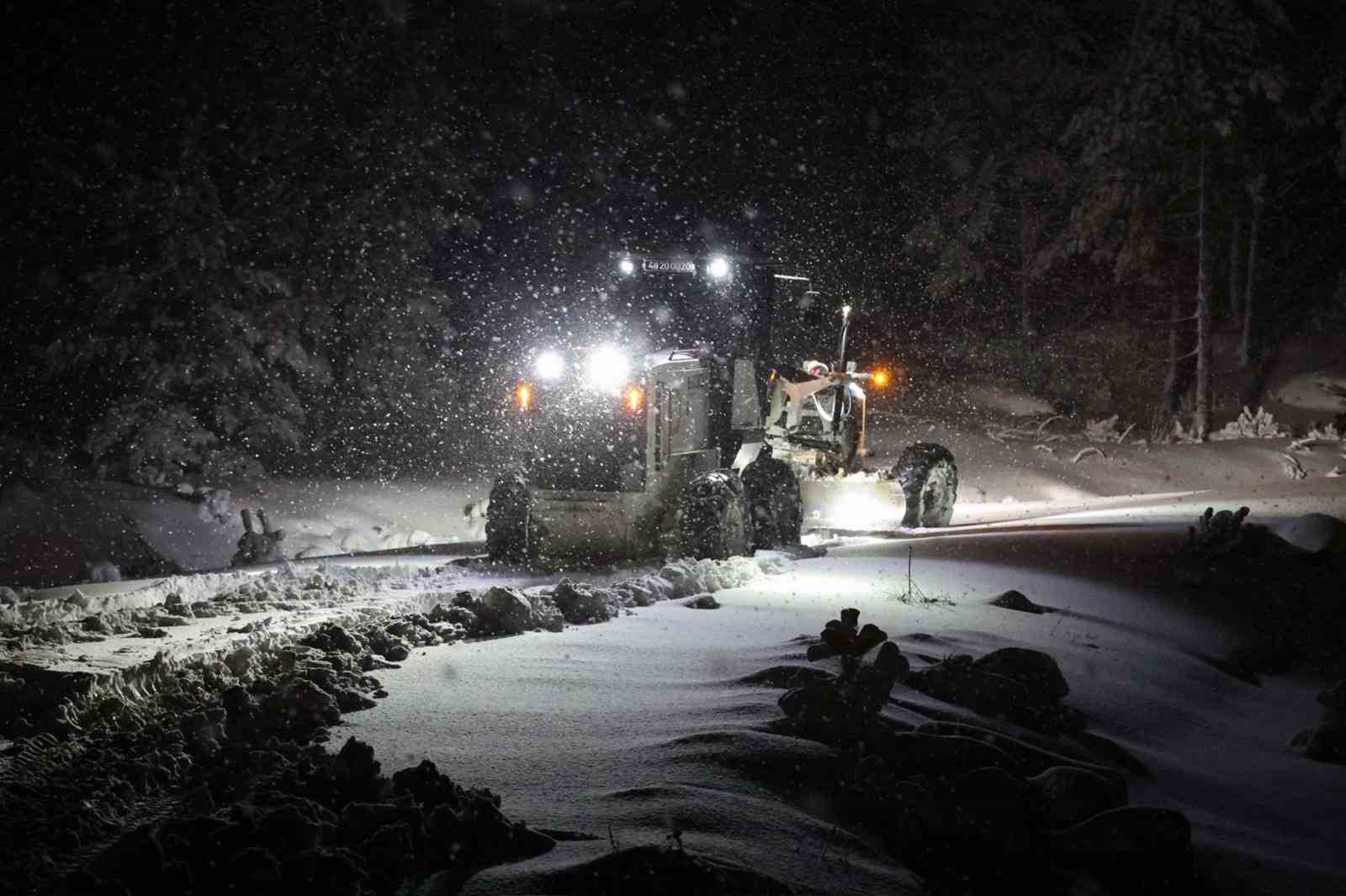 Kozağaç Mahallesi ile Kavaklıdere ilçesini birbirine bağlayan yol, yoğun kar
