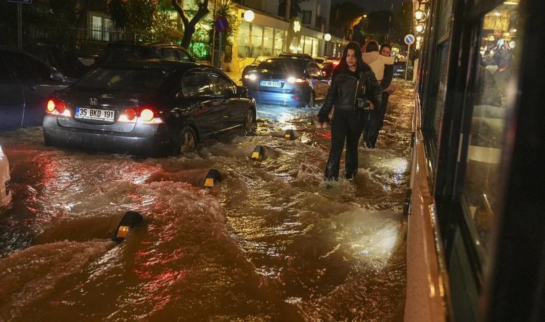 İzmir’in merkez ilçelerinde etkili olan kuvvetli sağanak ve fırtına sel,