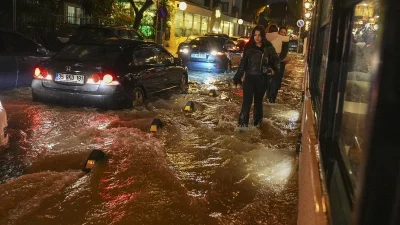 İzmir’in merkez ilçelerinde etkili olan kuvvetli sağanak ve fırtına sel,