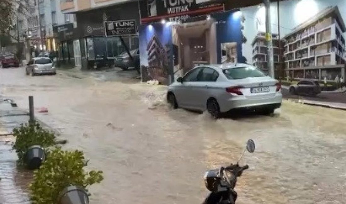 İzmir genelinde etkisini artıran sağanak ve fırtına, özellikle Konak, Buca