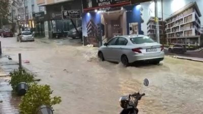 İzmir genelinde etkisini artıran sağanak ve fırtına, özellikle Konak, Buca