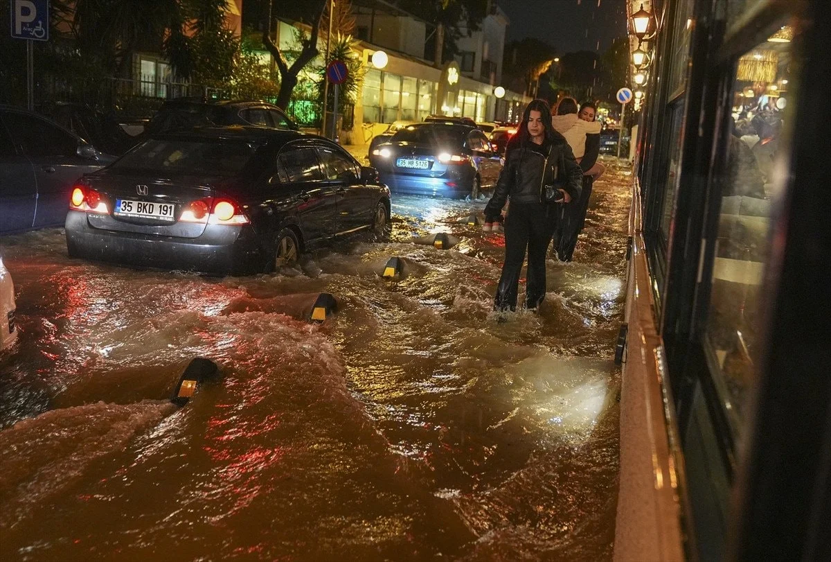 İzmir’in merkez ilçelerinde etkili olan kuvvetli sağanak ve fırtına sel,