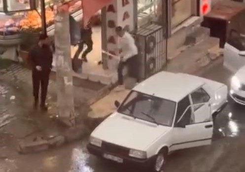 Karabağlar’da trafikte tartıştığı kişiyi darp edip döner bıçağıyla kovalayan sürücü