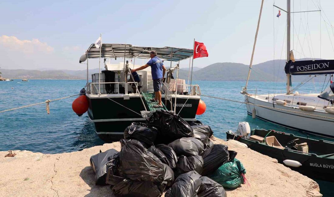 Muğla Büyükşehir Belediyesi, kara ulaşımı bulunmayan koylarda yürüttüğü kıyı temizliği