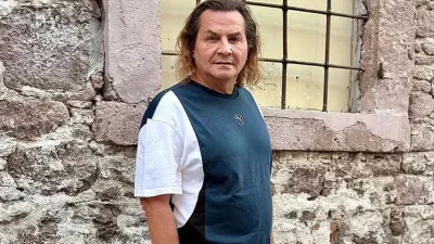 Şarkıcı Fatih Ürek’in cenaze töreninde bazı ünlü isimlerin başını örtmemesi