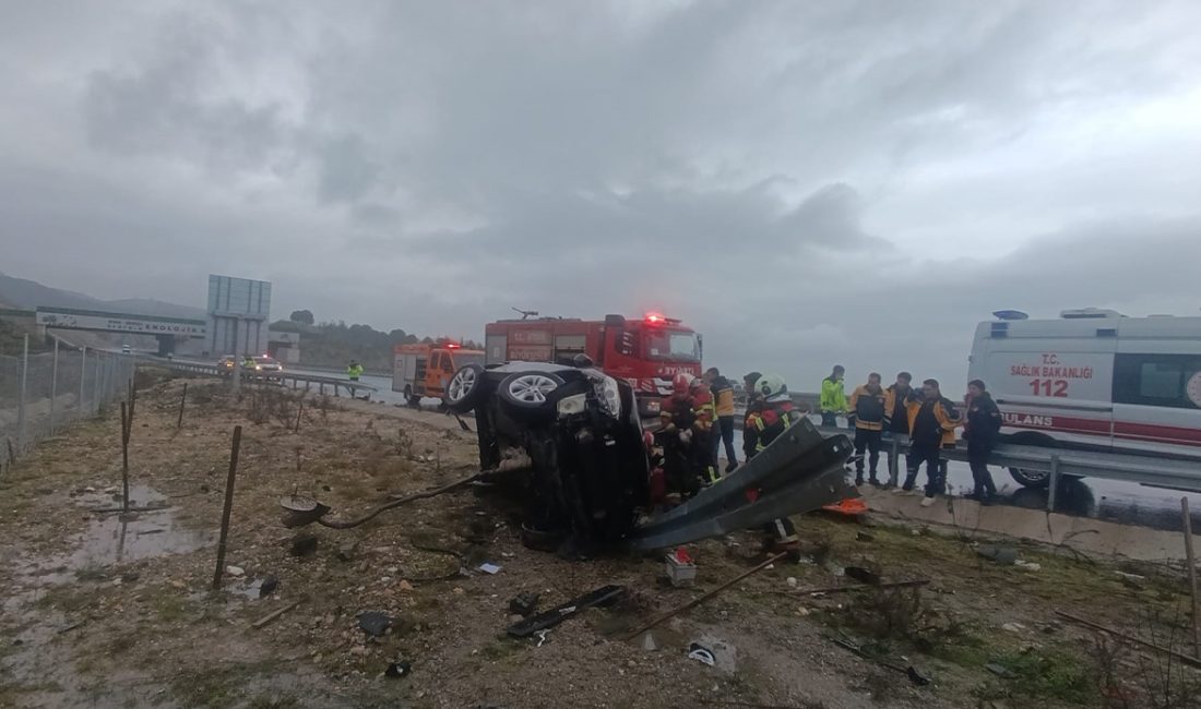 Aydın-Denizli Otoyolu’nda kontrolden çıkan otomobilin bariyerlere çarpması sonucu meydana gelen