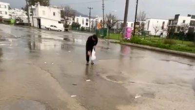 Muğla’nın Bodrum ilçesinde sağanak sonrası gölet taştı, balıklar yola savruldu.