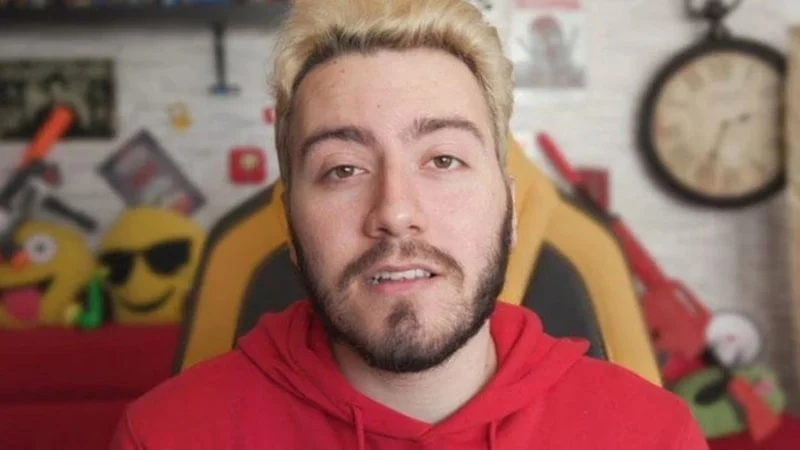 Uyuşturucu soruşturması kapsamında hakkında yakalama kararı bulunan Enes Batur, Türkiye’ye