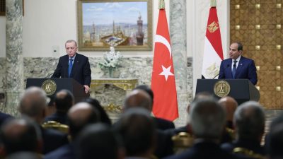 Mısır’da Cumhurbaşkanı Abdulfettah es-Sisi ile ortak basın toplantısı düzenleyen Cumhurbaşkanı