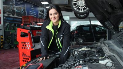 İzmir’de 28 yaşındaki Meryem Garip, üç üniversite diplomasına rağmen baba