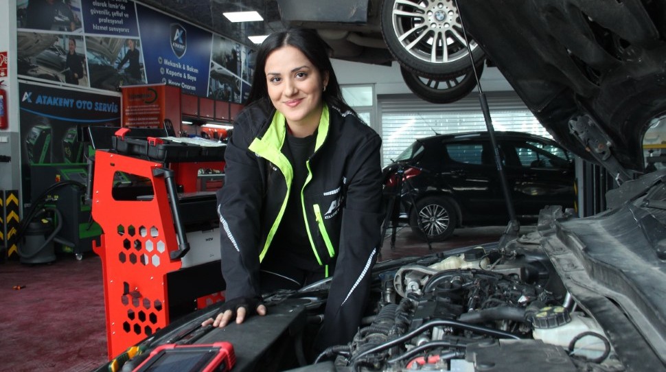 İzmir’de 28 yaşındaki Meryem Garip, üç üniversite diplomasına rağmen baba