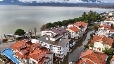 Muğla’da etkili olan sağanak sonrası Köyceğiz Gölü’nün taşmasıyla cadde ve