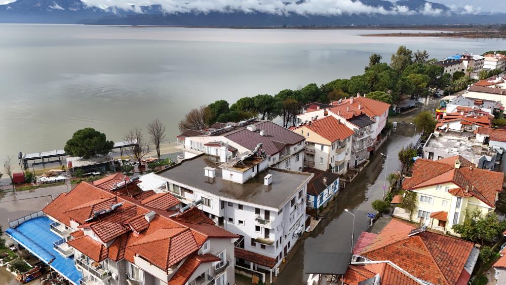 Muğla’da etkili olan sağanak sonrası Köyceğiz Gölü’nün taşmasıyla cadde ve