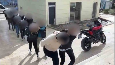 Muğla’nın Milas ilçesinde uyuşturucu satıcılarına yönelik düzenlenen operasyonda gözaltına alınan