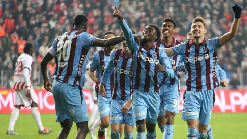Trabzonspor, Karadeniz derbisinde konuk olduğu Samsunspor’u 3-0 mağlup ederek deplasmandan
