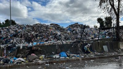 Buca Belediyesi Temizlik İşleri şantiyesinde biriken atıklar ve hijyen sorunları