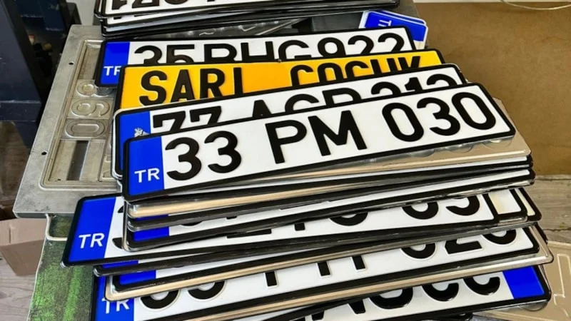 Türkiye’de yasak olmasına rağmen kullanılan APP plakalar nedeniyle sürücüler ağır