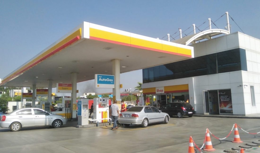 İzmir’in Çeşme ilçesinde bir vatandaş, akaryakıt istasyonunda “mazot yok” denilerek