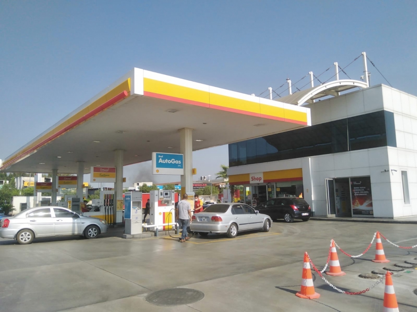 İzmir’in Çeşme ilçesinde bir vatandaş, akaryakıt istasyonunda “mazot yok” denilerek