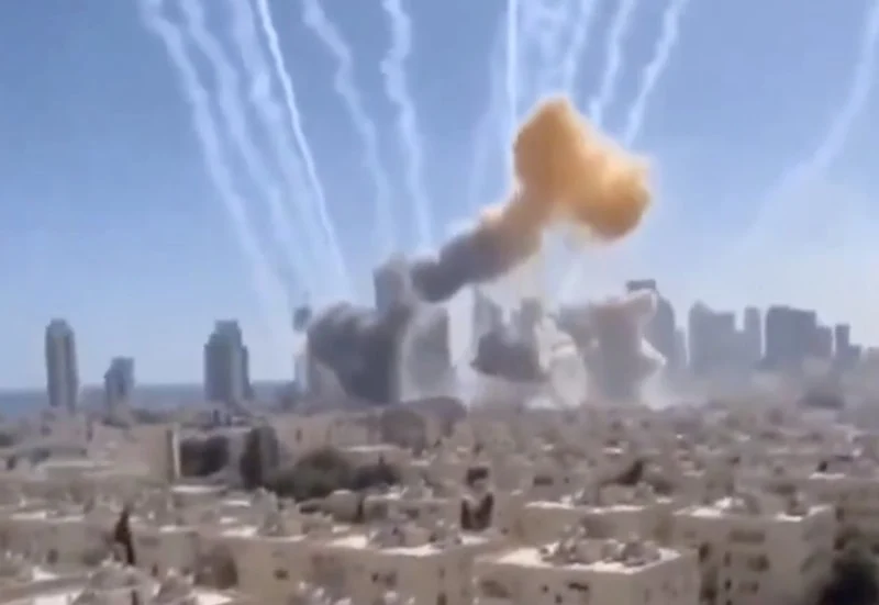 İran’ın misilleme saldırılarında Tel Aviv şehir merkezine isabet eden füzelerin